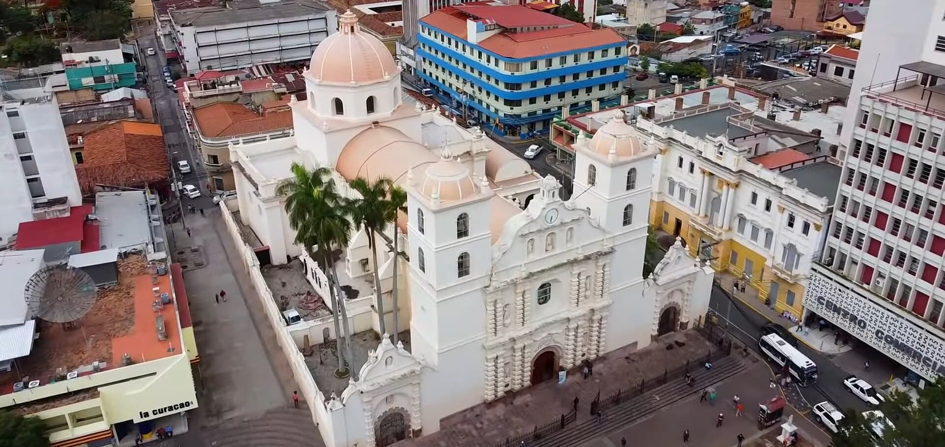 Fachada de la catedral vista desde la plaza