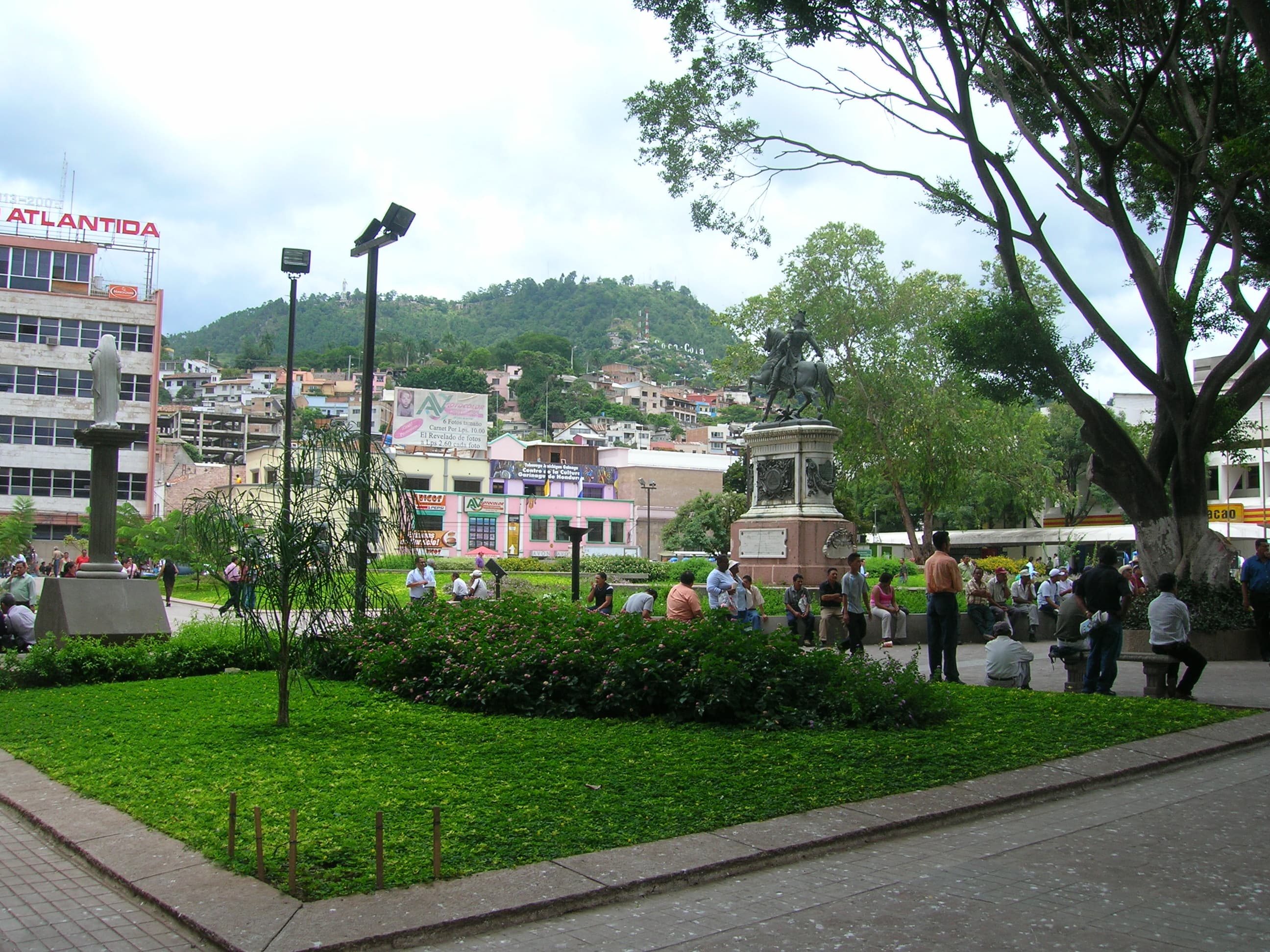Estatua ecuestre de Francisco Morazán en el Parque Central de Tegucigalpa, con el Picacho al fondo