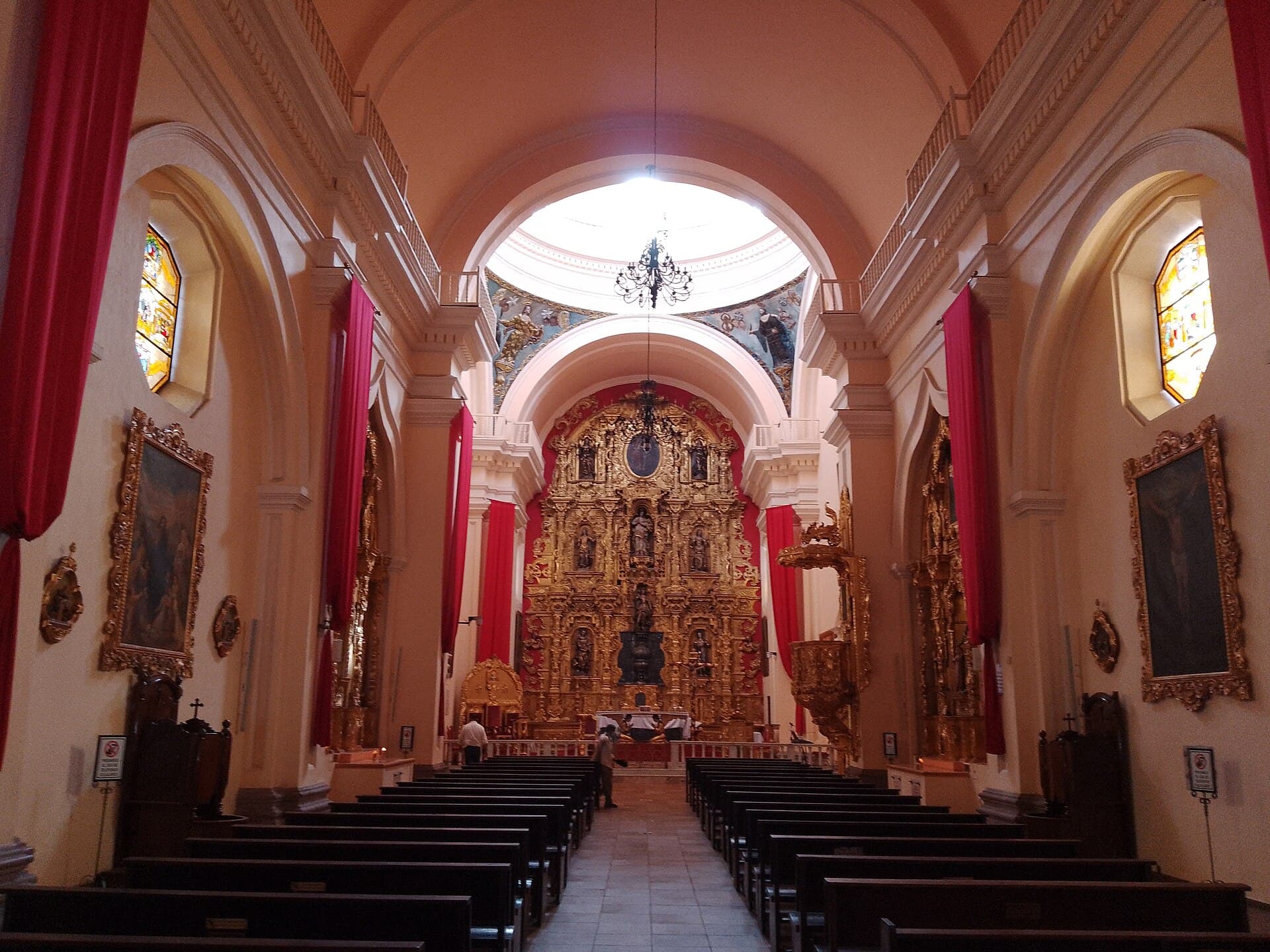 Altar mayor de plata en el interior de la catedral