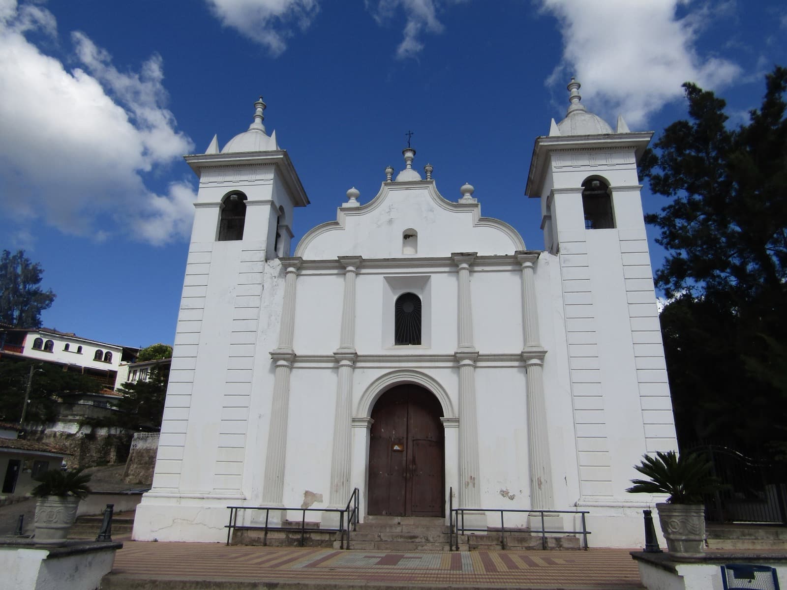 Fachada blanca de la Parroquia Cristo Señor de las Mercedes en Santa Lucía, con sus dos torres campanario