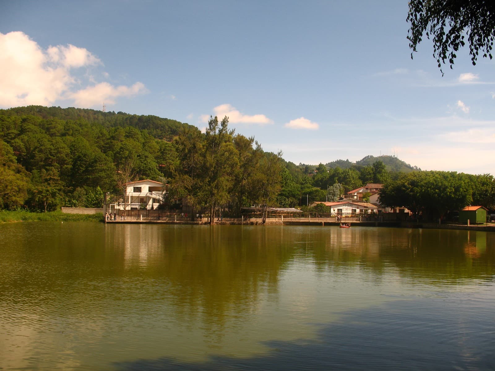 La laguna de Santa Lucía, con una lancha de remo en el agua y un edificio a la orilla