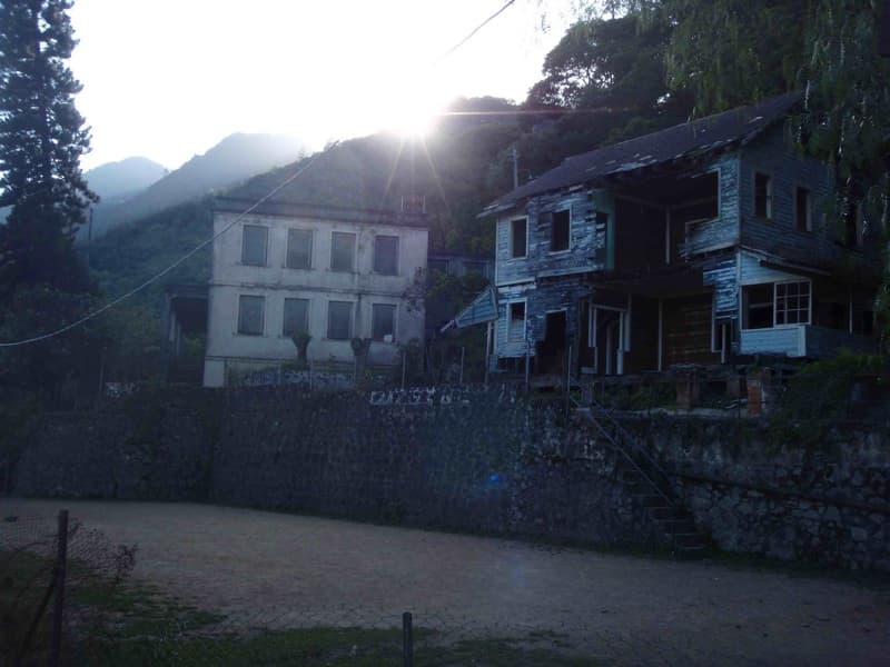 El antiguo consulado norteamericano y una casa de la colonia minera, ambos abandonados, en la entrada El Rosario del parque