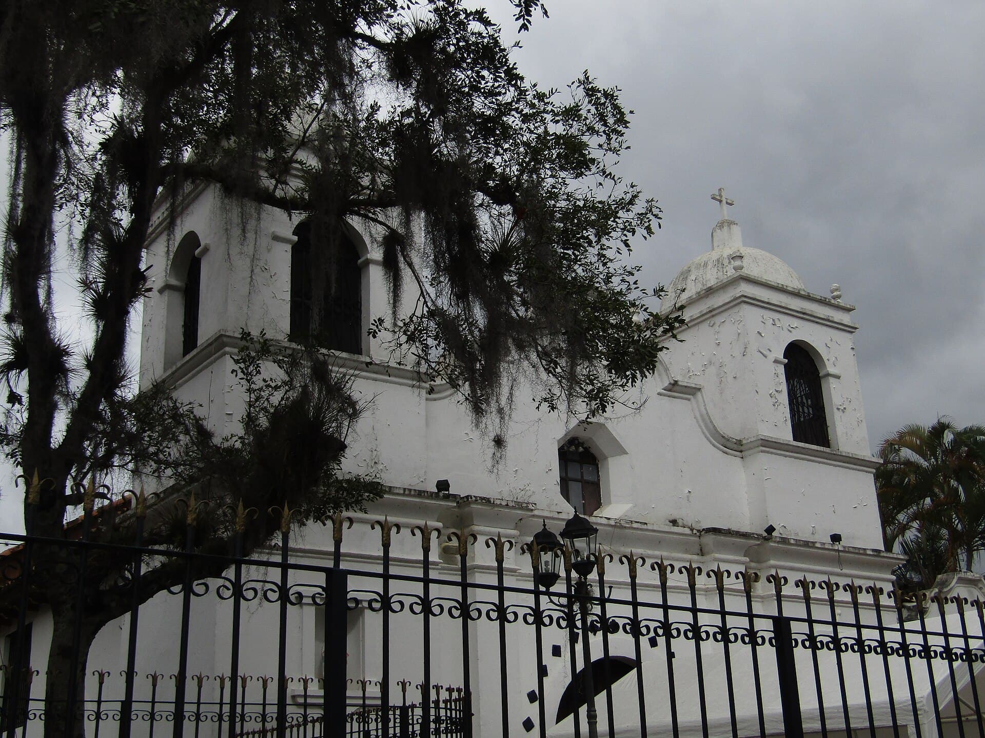 Iglesia colonial blanca de Valle de Ángeles